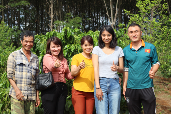 Photo de Cécile entourée de producteurs de café au Vietnam